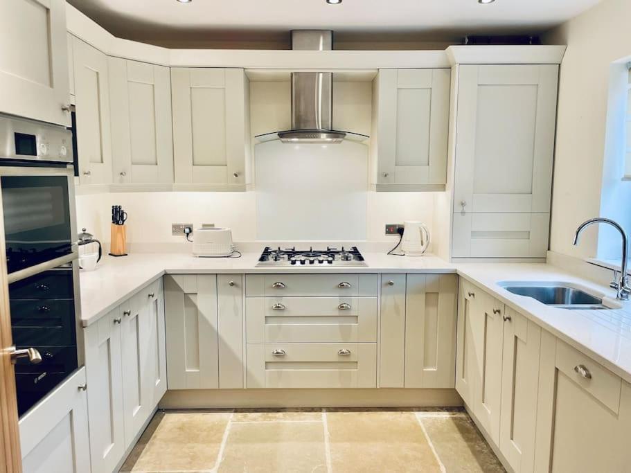 Lion Cottage, Broadway برودواي المظهر الخارجي الصورة