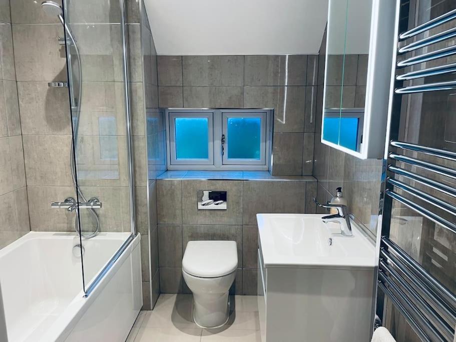 Lion Cottage, Broadway برودواي المظهر الخارجي الصورة