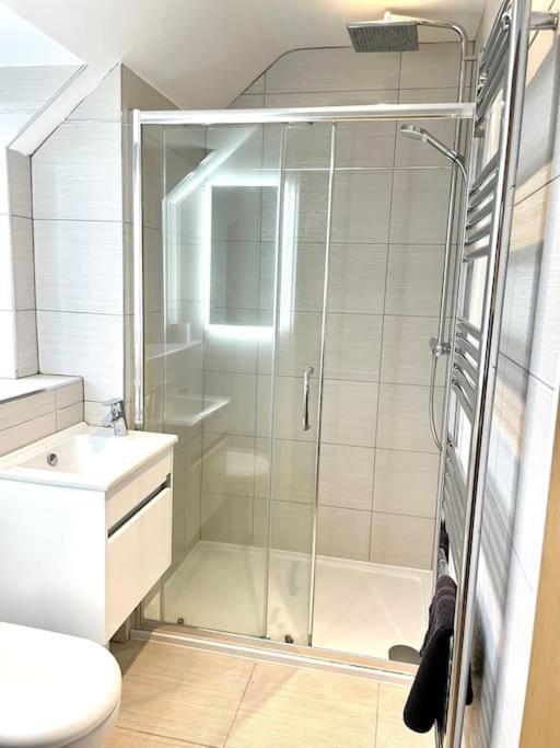Lion Cottage, Broadway برودواي المظهر الخارجي الصورة