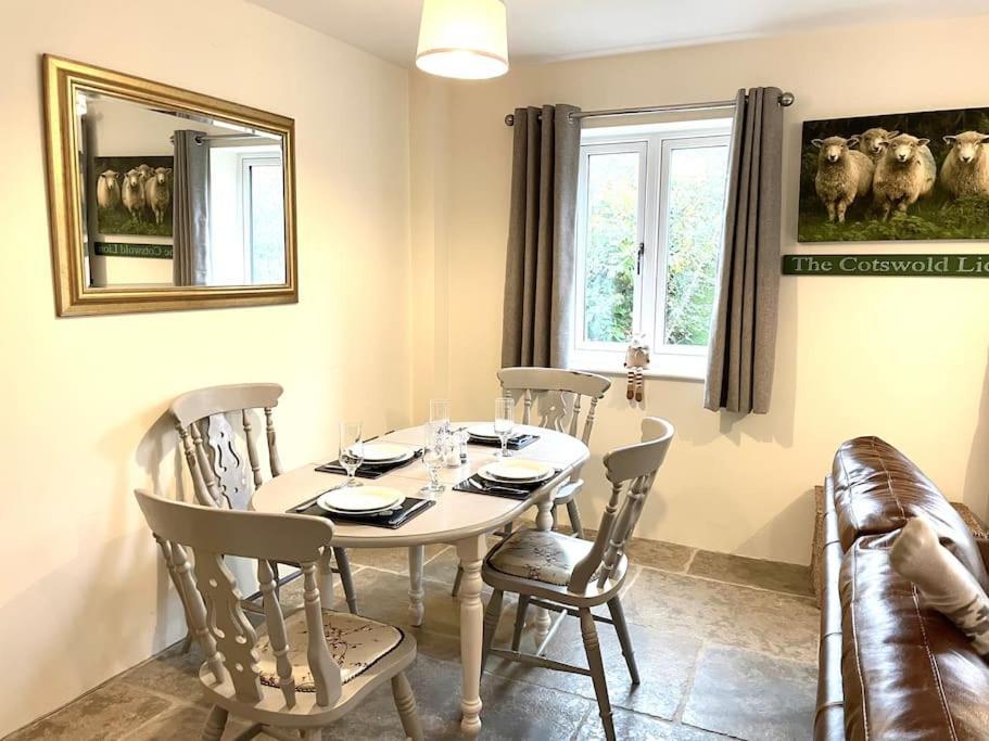 Lion Cottage, Broadway برودواي المظهر الخارجي الصورة