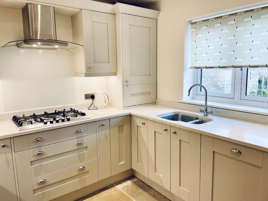 Lion Cottage, Broadway برودواي المظهر الخارجي الصورة