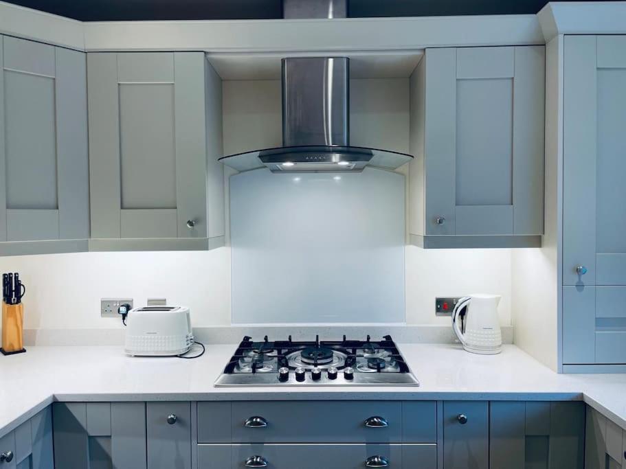 Lion Cottage, Broadway برودواي المظهر الخارجي الصورة