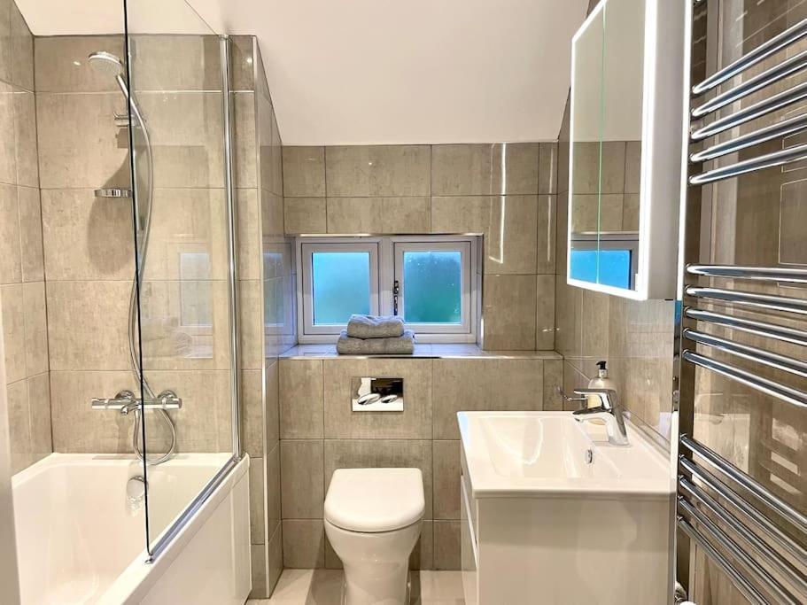 Lion Cottage, Broadway برودواي المظهر الخارجي الصورة