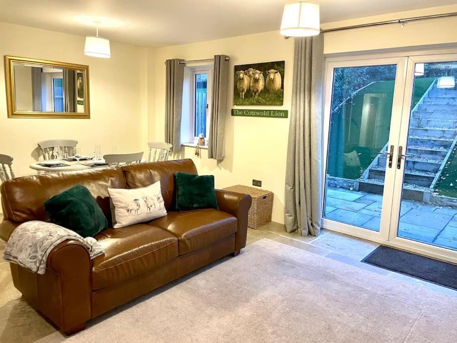 Lion Cottage, Broadway برودواي المظهر الخارجي الصورة